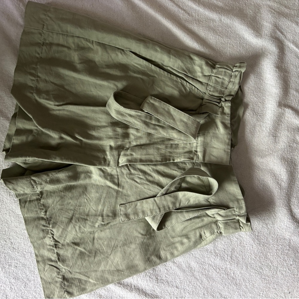 Wilfred Sage Linen Green Buttoned Shorts with Bow